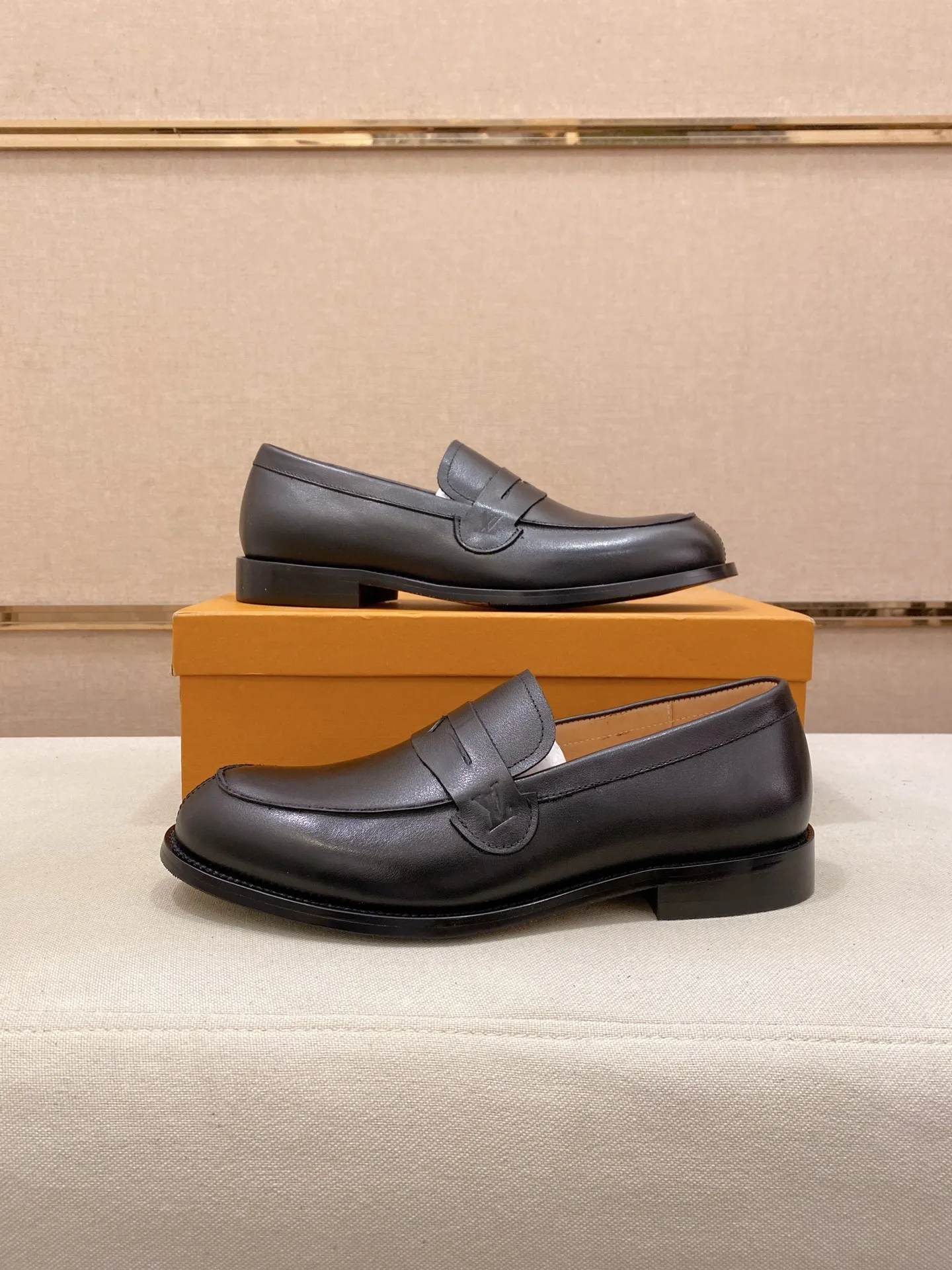 Men's Men's Shoes 500💰⚡️New models on the market⚡️Louis Vuitton (Louis Vuitton/LV) casual, business formal wear! Made with pure Italian craftsmanship, the upper is made of first-layer cowhide, which is full of texture! The lining is cowhide and the original rubber leather shoe outsole. The style is atmospheric and comfortable! Positive code 38-44